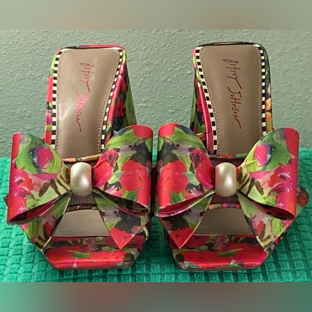 NEW..WOMENS BETSEY JOHNSON PINK FLORAL BOW WEDGE SANDALS 9 - Picture 6 of 16